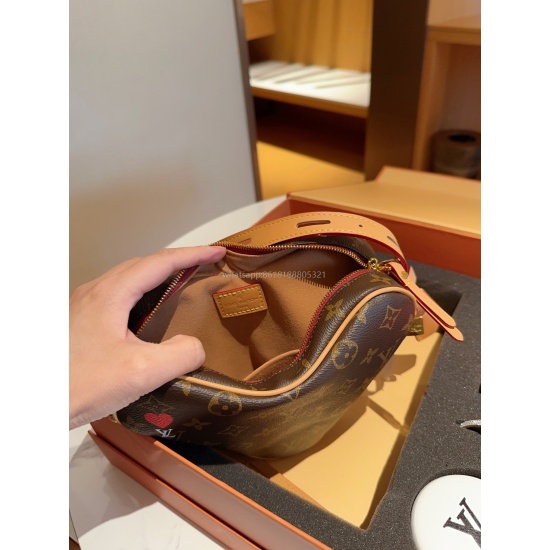 August 14, 2023 LV/Louis Vuitton Love Pack ➕ mirror ➕ bracelet ➕ Silk Scarf Four Piece Combination Set Box Size 20cm Folding Gift Box Packaging