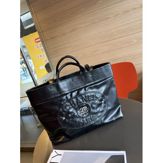 On July 20, 2023, Chanel's new stock comes in large size 9802/35CM, which is simple, high-end, and easy to relax. It is a rare medium ancient tote bag with a retro embroidered three-dimensional logo on the front, supporting the highlights of the entire ba