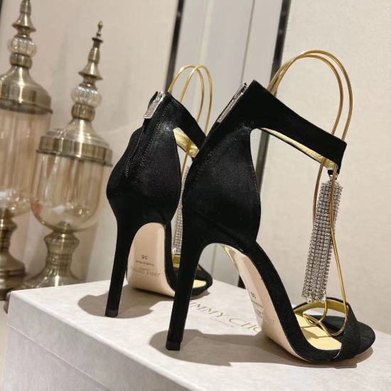 On January 5th, 2024, Jimmy Choo's simple, elegant yet fashionable style sandals feature a straight button high heel sandal that highlights the beauty of the feet, whether it's walking on the way to work or participating in a party; Anywhere can showcase 