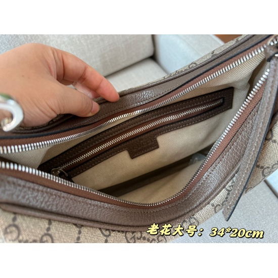 On March 3, 2023, the 245 comes with a box size of 34 * 20cm (large). GG is now available for sale. Attached Lucky Cow Horn Bag is a genuine version! The details are perfect!