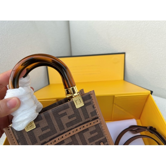 2023.10.03 205 Kit (upgraded version) size: 16 * 20cmGG mini tote (score pack) GG jumbo Enlarged logo Fresh color scheme! Very elegant feeling!! Unisex! Both Sa and A!