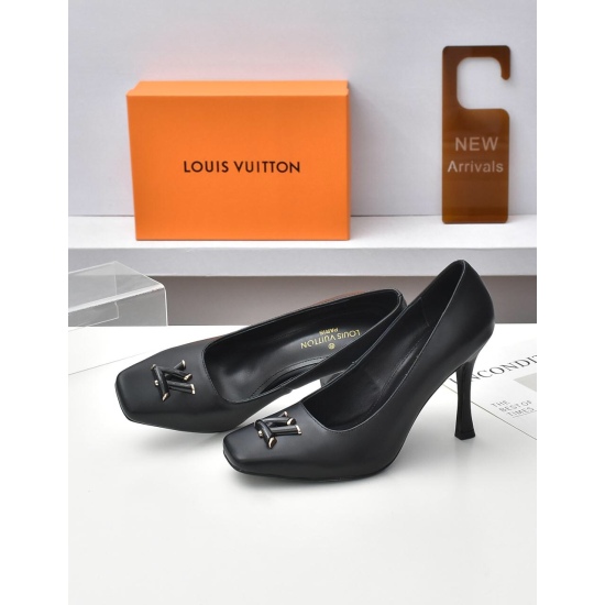 The 20240413 L @ V/Rose Classic has been updated again. This single shoe is simple, generous, and comfortable to wear. The shoe is adorned with exquisite hardware buttons, small square toe high heels, and classic fashionable and elegant style fabrics: hig