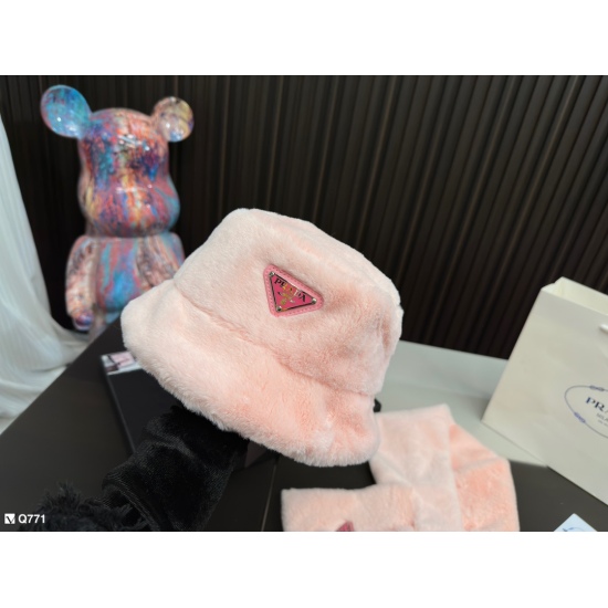 2023.11.06 210 Gift Box Prada Set Hat ➕ Bib ➕ The underarm bag is really practical. This is a truly beautiful Prada combo bag, a three piece winter style and personality bag. Prada Hobo, from different periods, shares some plush and cute scarves, hats, ba