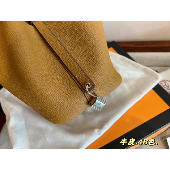 2023.10.29 260 with foldable box size: 18 * 19cm vegetable basket - gentle to H's vegetable basket ‼ : ‼ Top layer tc cowhide/oil wax thread ⚠ Delivery of scarves ⚠ Logo style! ⚠ The leather has a great texture! There is a sag! Those who understand goods 