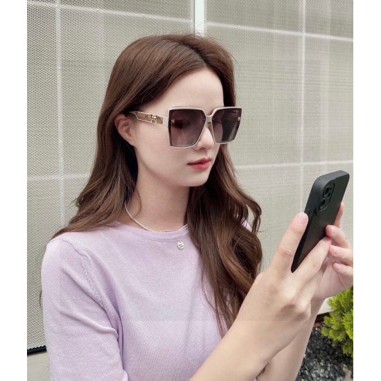 20240413: 80. New model: Brand, H Herm è s women's original single polarized sunglasses. TR frame: Imported Polaroid high-definition polarized lenses. Large frame fashionable sunglasses with high-end leg design, absolutely good quality and excellent effec
