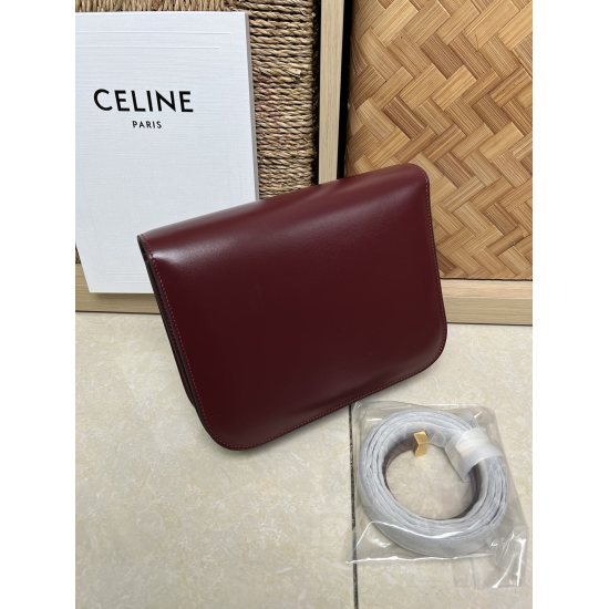 20240315 P1070 Private~Authentic # CELINE Classic Box # uses brand new imported cowhide paired with lamb leather. The inner layer of the hardware is made of refined steel material, which can better match and reflect the sense of time. The Classic Box with