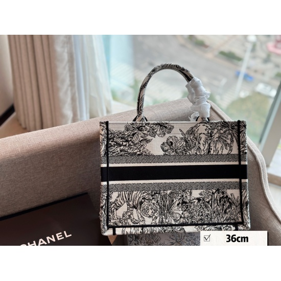 On October 7, 2023, 265 220 245 no box size: 26.5 * 21cm 36 * 28 cm 41 * 35cm D Home Tote Shopping Bag CDBooknote23 Latest Shopping Bag New Tote Black and White Embroidery Zoo More and More Likes 3D Embroidery Non ordinary Goods Free of Same Color Scarves