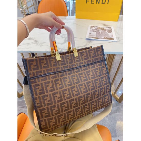 2023.10.26 P200Fendi2020SS Tote Pack!! Recommended for everyone is the Fendi 2020SS runway model, which is very practical and versatile. Compared to many tote bags, this one is both lightweight and durable! Size: 363014