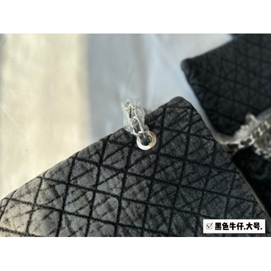 2023.10.13 225 155 box size: 42 * 30cm (large) 36 * 25cm (medium) Xiaoxiangjia CF denim airport bag! The feeling of being lazy and flaccid with its own lazy effect! It's really super large! Too trendy and cool, this size! This stylish and easy to carry me