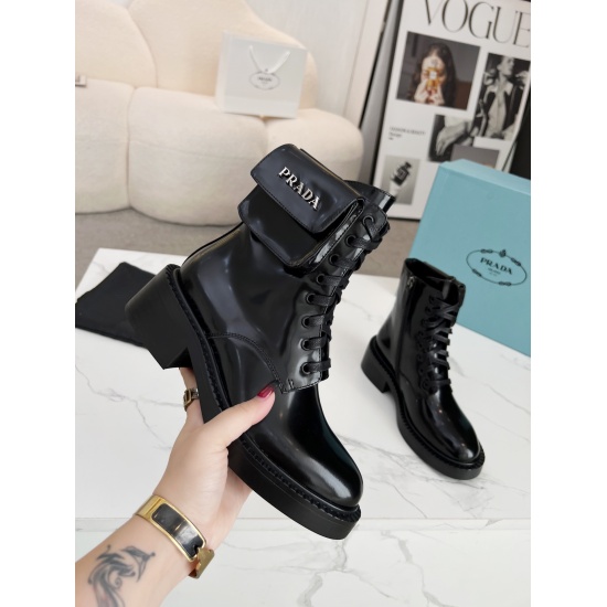 On May 23, 2023.11.05, the new Prad * classic bag Martin boots of the new line are paired with their own high cold temperament, exquisite elegance, and neatness The design looks simple and handsome Rocket boots and fits the foot shape. It is more comforta