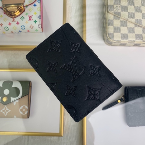 20230908 Louis Vuitton] Top of the line exclusive background M62899 Size: 7.5x 11.0x 1.0 cm Louis Vuitton pocket wallet made of black Monogram Shadow calfskin, an elegant choice for carrying daily items. The Monogram Shadow leather, adorned with classic M