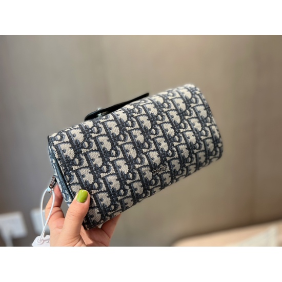 On October 7, 2023, the 215 comes with a box size of 22 * 14cmD, a classic vintage pattern small tube bag that comes with a popular physique Homme cylinder and Dior classic vintage pattern. The size is moderate, and this tube bag is a must-have trendy ite