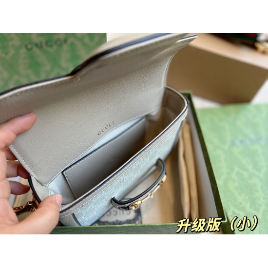 2023.10.03 220 High Order Edition (Gift Box) Size 20 * 14cm Full Set Customized Packaging ‼️   The size of the saddle bag is huge and cute, paired with two shoulder straps. The perfect combination of thick and thin shoulder straps can be easily switched. 