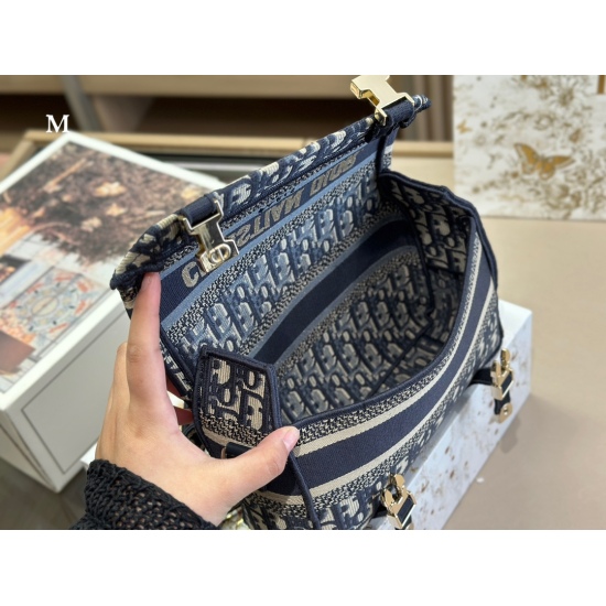 On October 7, 2023, the 315 comes with a folding box and an airplane box (high order version). Size: 29 * 18cm, the Dior Camp small mailman is really beautiful! Self weight is very light! Super good-looking! Both men and women! Search for Dior messenger p