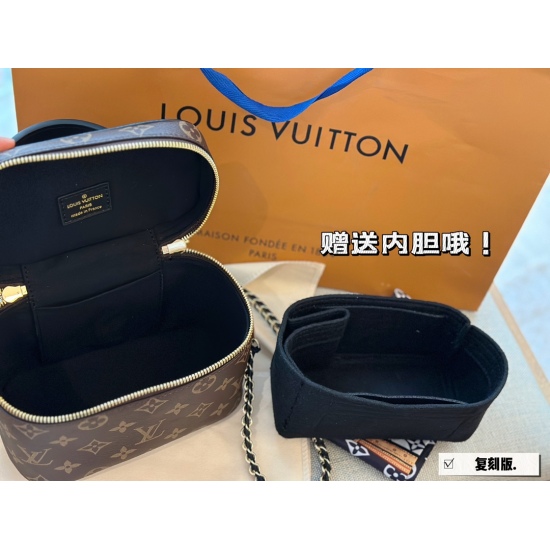 270 with box ➕ Aircraft box size: 18 * 13cm (high order) L Family Vanity small box with a color matching design of presbyopia and caramel, it looks square and square, and can hold things very well ⚠️ Paired with an inner liner, it is super convenient and 