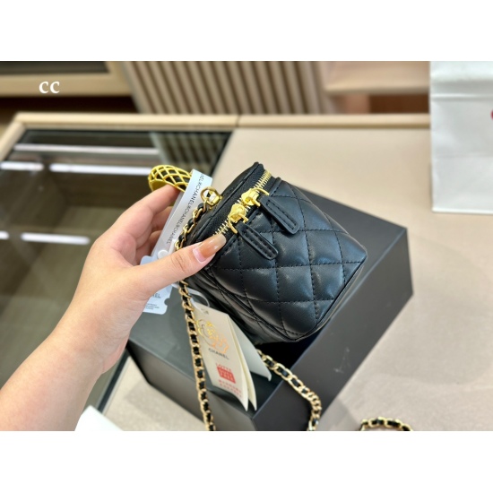 2023.10.13 200 Comes with Folding Box Upgrade Quality Size: 17.10cm Chanel Handheld Makeup Small Box Out of the Street, Can Repair Makeup, Close, Can Disrupt Shape
