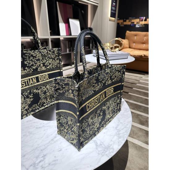 On October 7, 2023, the p315/p305Dior Book Tote is an original work signed by Christian Dior Art Director Maria Grazia Chiuri and has now become a classic of the brand. This small style is designed specifically to accommodate all your daily necessities, w