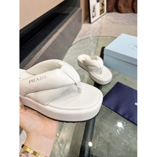 2023.07.07 Prada bread sandals top new 2023 Muller shoes are particularly convenient to wear, full of love ❤ You don't need to bend down or tie your shoelaces when going out to change shoes. You can wear them in spring, summer, and autumn. This pair of Mu