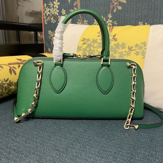 20240316 Original Order 960 Extra 1080 Model: 2075L (large) GARAVANI ROCKSTUD E/W calf leather handbag with rivet decoration and portable chain design. Thanks to the handle and stretchable shoulder strap design, this bag can be held by hand, and can be ea