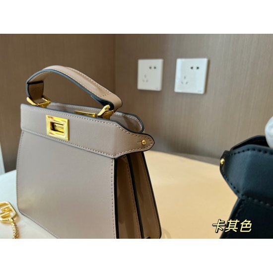 2023.10.26 245 box size: 22 * 18cm FENDI bag PeekabooISeeUPetite mini bag with cowhide texture and many colors! The backpack shoulder strap is very special!