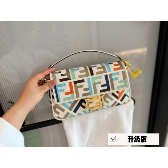 2023.10.26 260 Box Upgrade Size: 26 * 16cm Fendi (F Home) Embroidery Stick Bag! Can be carried by hand! The wide shoulder strap can also be used for crossbody! Such a cute and special old flower bag is rare to see!