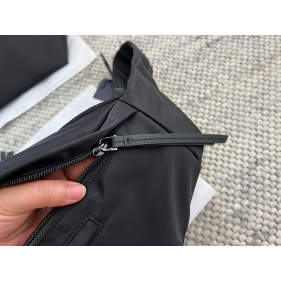 2023.11.06 160 no box size: top width 40 * 15cmprad: waist bag/chest bag unexpectedly discovered that this waist bag is really super easy to carry! The double-layer zipper design has a very friendly capacity... It's very good, lightweight, and easy to use
