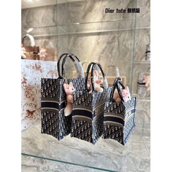 On October 7, 2023, p265p255p255, Disney Lingna Belle pendant is presented as a gift. The original Dior Tote Tote bag is the most recognizable among Dior bags, with vintage flowers and embroidery being very classic and durable. Large capacity and light we