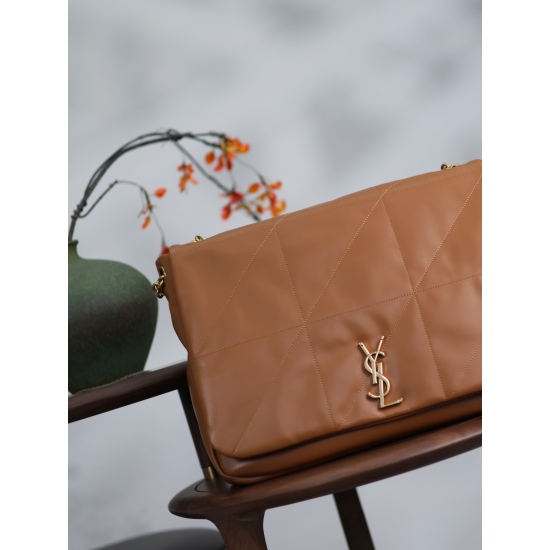 20231128 Batch: 1080JAMIE_ The caramel colored sheepskin new product big bag really hits my heart, who knows? Imported Italian sheepskin, the entire bag is designed with a classic retro vintage style, breaking elements and looking very stylish without goi