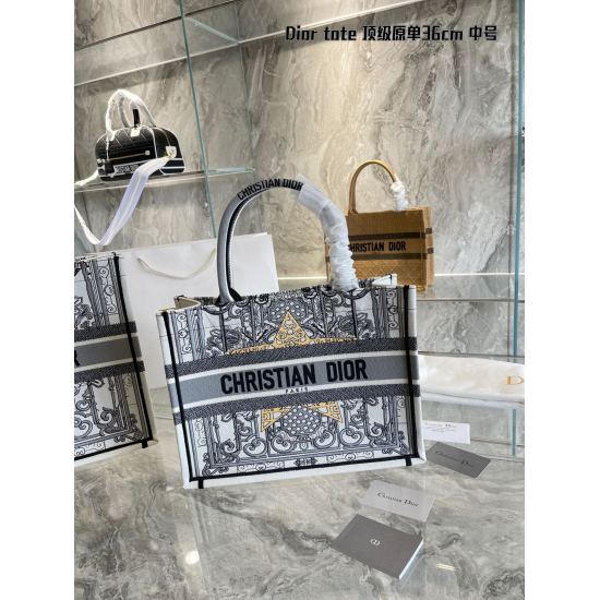 On October 7, 2023, the new mid size Dior Book Tote for p315 is an original work signed by Maria Grazia Chiuri, the artistic director of Christian Dior, and has now become a classic of the brand. This small style is designed specifically to accommodate al