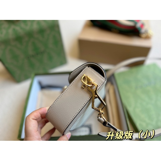 2023.10.03 220 High Order Edition (Gift Box) Size 20 * 14cm Full Set Customized Packaging ‼️   The size of the saddle bag is huge and cute, paired with two shoulder straps. The perfect combination of thick and thin shoulder straps can be easily switched. 