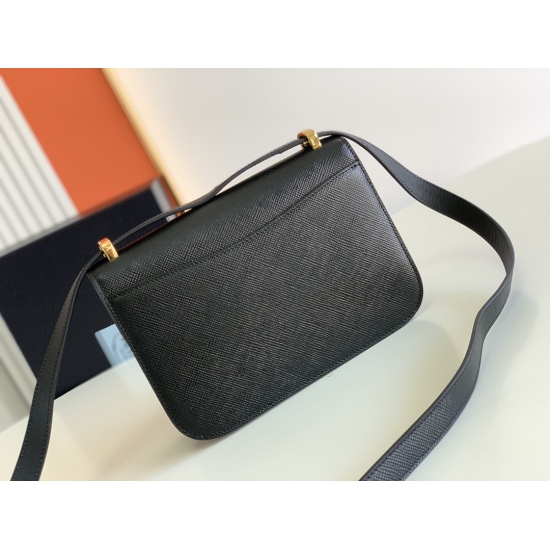 On March 12, 2024, the new P700 flight attendant bag 1BD320 is a retro and high-end bag that catches the eye. It is made of imported cross grain cowhide and a unique triangular logo. The long shoulder strap is adjustable, and it can be worn on one shoulde
