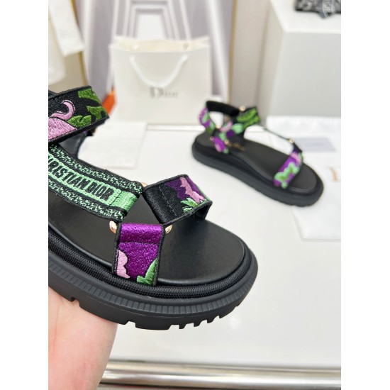 2024.01.05 Dior Spring/Summer Latest Velcro Sandals, Numerous Celebrity Internet Celebrities Planting Grass, Classic Style Design ➕ Upper Dior logo hardware embellishments, super beautiful and versatile, very soft on the feet. Size: 35-40 (41/42 can be cu