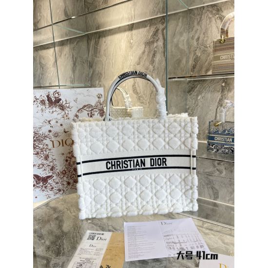 On October 7, 2023, p330Dior, 2022, the furry tote of autumn and winter is here~At first glance, it's a heartbeat signal. C. n Due to his size, the first tote in life is Old Flower Medium! Having been a mommy bag for a few years, I have truly maximized it