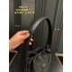 2023.11.06 Large P175 ⚠️ Size 36.31 Small P170 ⚠️ Size 23.20 Prada nylon drawstring underarm bag material is durable and wear-resistant, with a simple design. The bag is lightweight and easy to use for daily use. The black evergreen upper body is cool! Fa