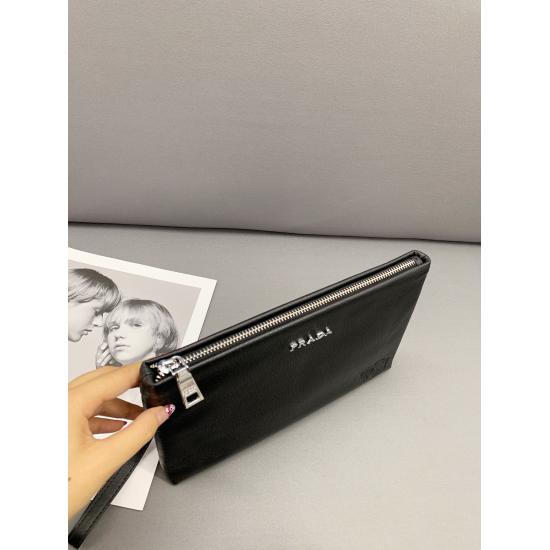 2023.11.06 P150 Prada Cowhide Handheld Bag Card Wallet Multi functional Men's Bag adopts exquisite inlay craftsmanship, and the actual photo is taken of the original factory fabric delivery receipt gift box, which is 26 x 18 cm.