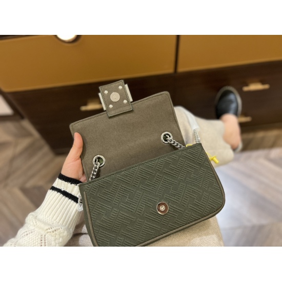 2023.10.26 290 box size: 23 * 14cm Fendi (F home) new product new size is just right! : Underarm crossbody, but it's so cute and special, it's rare to see it