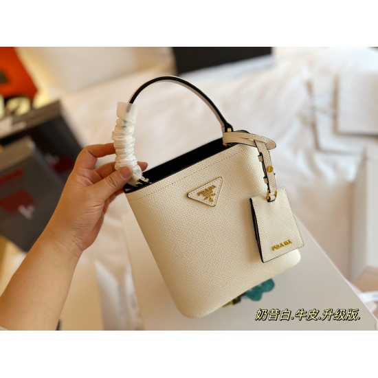2023.11.06 270 comes with a box of cowhide size: 18 * 18cm PRADA bucket bag. I really love bucket bags!! The highest daily utilization rate! A bag that is suitable for both leisure and work ⚠️ Original cowhide! Original hardware!