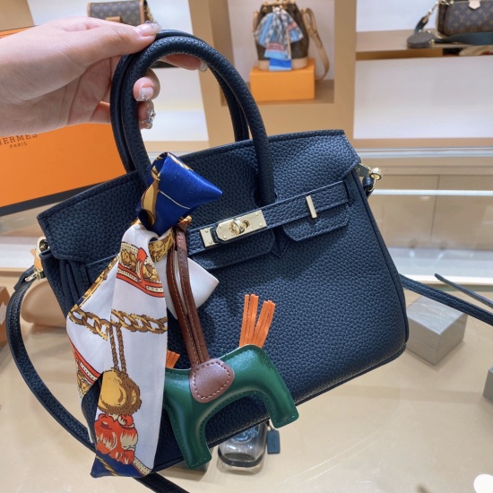 On October 29, 2023, the P195 Hermes 25 has the highest recent appearance rate in the entertainment industry and is an eternal classic of the H family Herm è s classic platinum bag is easy to mix and match, no matter how you wear it, it looks good on eith