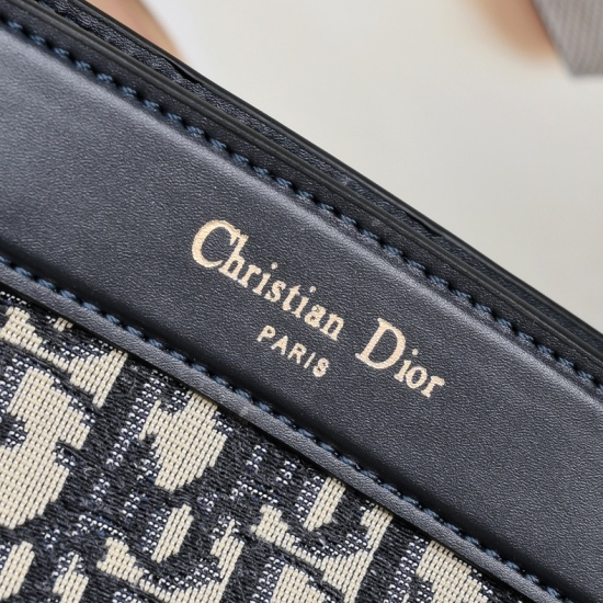 July 20, 2023, Old Flower Spot ‼️ Equipped with a new Key handbag series, Dior perfectly showcases the charm of a retro style. Made of imported calf leather and meticulously crafted, decorated with a unique knob style letter logo buckle, inspired by the u