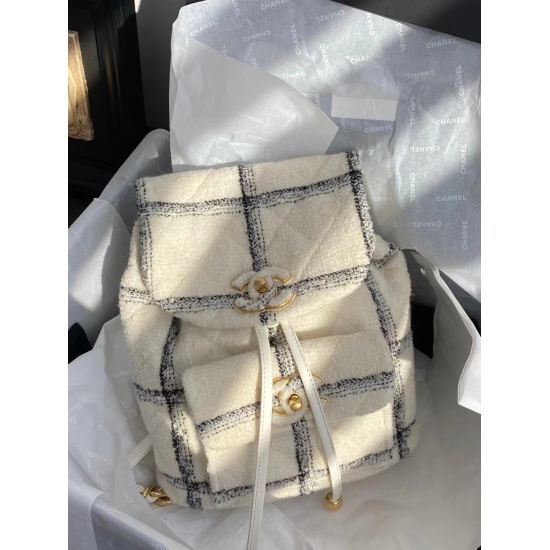 P1050 ✅ The Chanel 22K duma woolen backpack collides with the classic tweed and duma, making it a godly combination. It is said that the production of this backpack is very low ❗ Buying a hand is really delicious. My wife is so beautiful. I can't take my 
