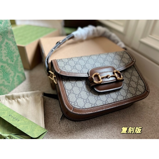 On October 3, 2023, the New Year's Battle Bag has been popular for 2 years. 245 comes with a box size of 25 * 18cm GG retro saddle bag. 1955 is really worth watching! The classic horseshoe buckle+Monogram+hook edge design, I really love it!