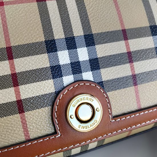 2024.03.09p650 Burberry's new retro plaid small bag is really amazing ⭐ The design inspiration for the different combinations of the handle and wide shoulder strap comes from the brand's archive, decorated with Burberry plaid patterns, and paired with but