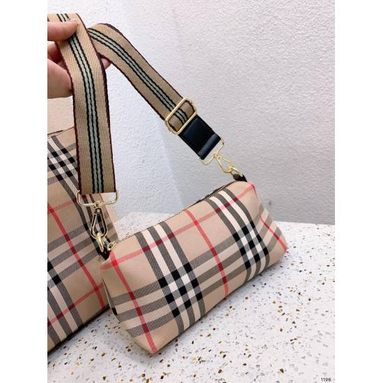 2023.11.17 P195 Two Piece Burberry Shopping Bag Purchase Grade Embroidery Shopping Bag Mother Bag. This year's heavyweight seasonal exclusive pattern combines two different styles, handsome and elegant, blending the fashion and personality of the new gene
