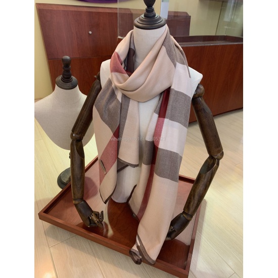 2023.07.03, the factory's bulk shipment agent has a baby's running volume of 1 ️⃣ Camel color ▪️ Forever trendy brand ‼️ Bu Classic Grid Thin Encrypted Pattern Velvet Scarf~New All Around Edge Design for Better Management ❤️ A rare classic grid, this
