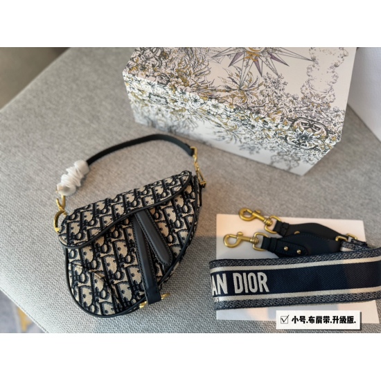 270 large box size 260 small box size: 25cm * 20cm (large) 18cm * 15cm (small) Upgraded version shipped ✅ D family's vintage saddle bag with wide shoulder straps (quality is too good) Search Dior