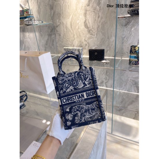 On October 7, 2023, P245Dior 22Fall's new Book Tote mobile phone bag has a smaller and more cute design, paired with shoulder straps that can be carried by hand and shoulder back. This time, there are two high definition elements: leopard print and obique