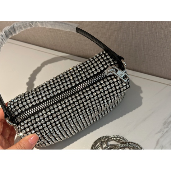 2023.09.03 145 Pack | Off Season Benefits: size: 18 * 10cm BlingBling Giant Flash AW King Rhinestone Bag. In summer, a Rhinestone Bag is needed to explode the street! The manufacturer also offers long shoulder straps as gifts... is it super value!!