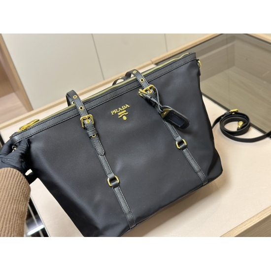 2023.11.06 215 Boxless Size: 35 * 28cm Prada Classic Shopping Bag:! Big and convenient enough! As an entry-level prada shopping bag, it is indeed a practical and durable model, lightweight, comfortable and practical!