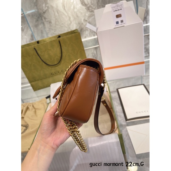 On March 3, 2023, the full set packaging of 22cmGG marmont in P215 medium size is definitely the most beautiful in Gucci!! The new caramel color is real! Double G buttons paired with wave quilted stitching are simple and atmospheric, with the original lea
