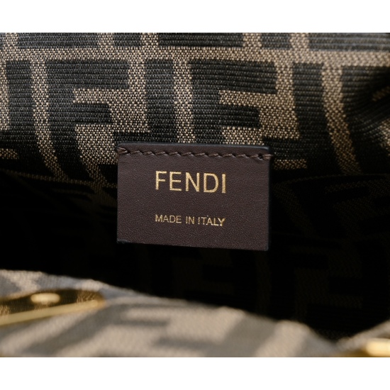 On March 7, 2024, the first draft of the 800 small account has arrived!! Under the leadership of designer Kim Jones, the first Fend1 was designed, which overturned the previous bag shape. The metal edging large logo lock buckle combined with the bag body 